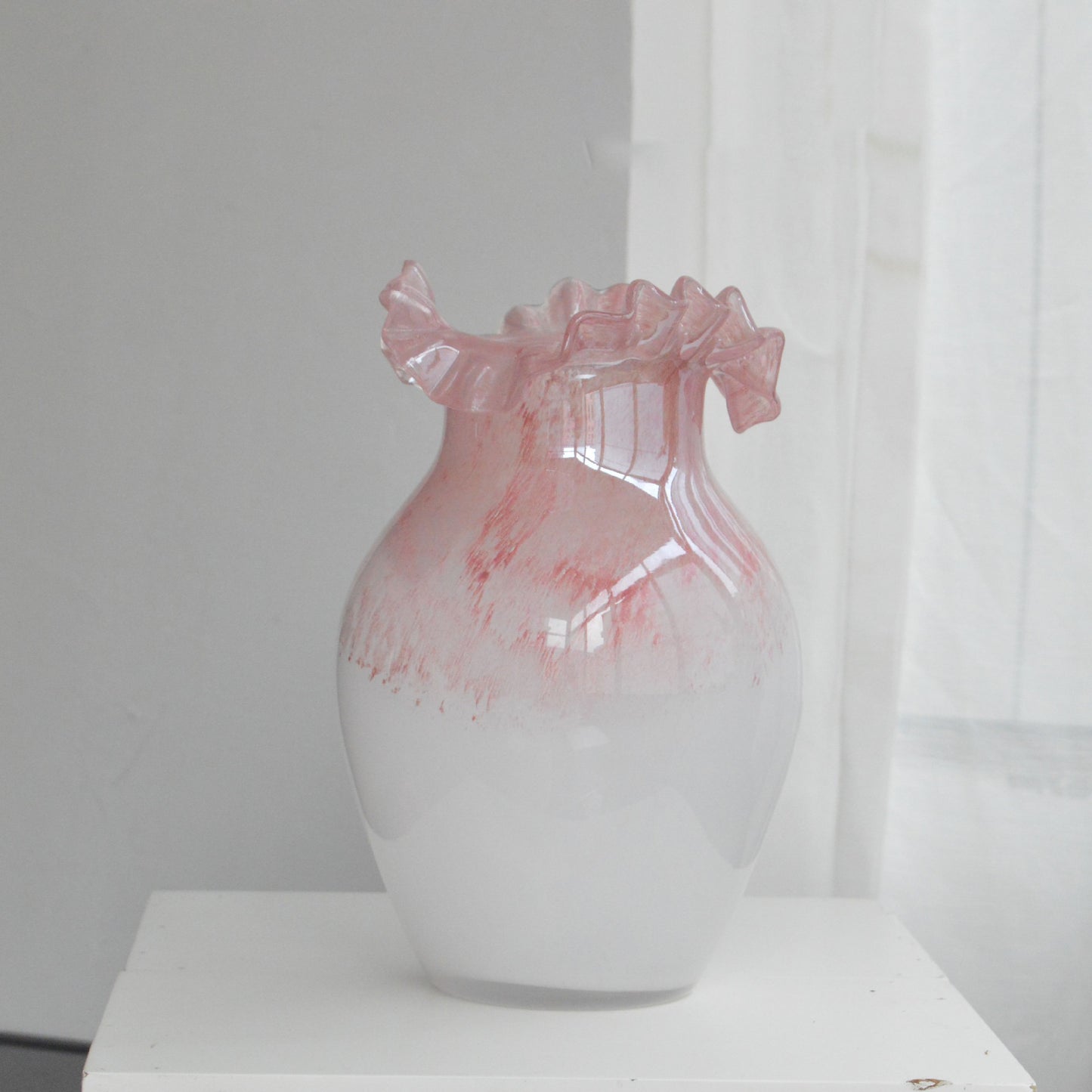 Dopamine Pink Gradient Ruffled French Fenton Artistic Glass Vase