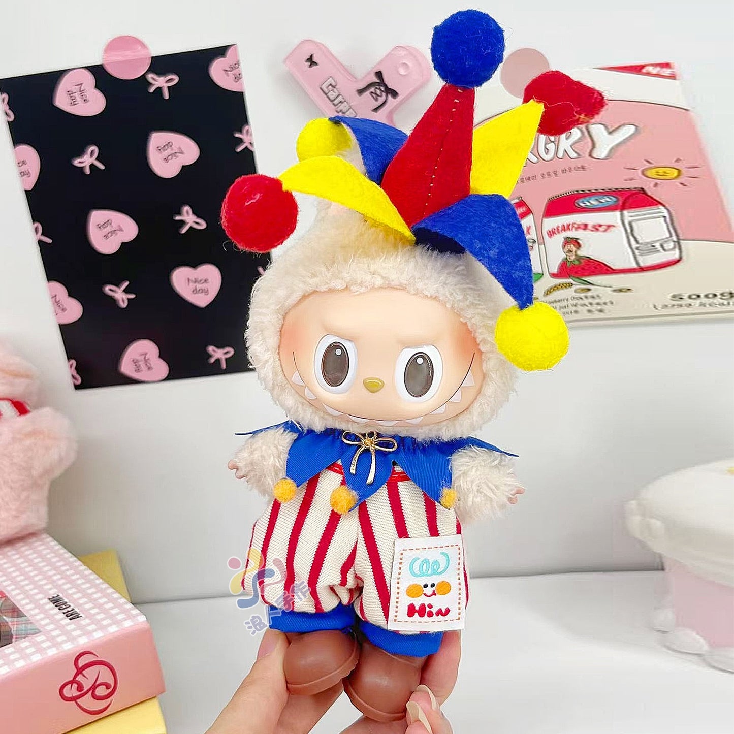 Colorful Clown Costume for Labubu Doll – Handmade Outfit with Hat | Pop Mart Bunny Clothes | 17cm Doll Clothing Set | Kawaii Festival Style